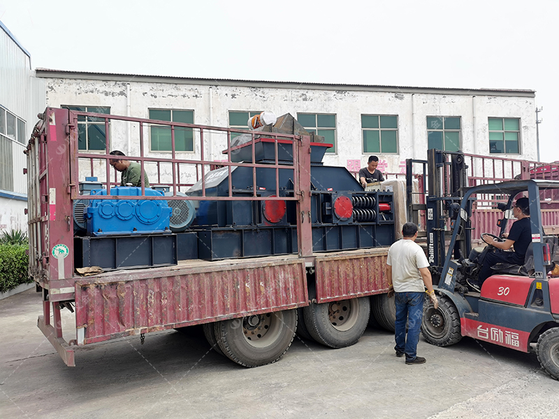 如何選擇青石制砂設(shè)備，時(shí)產(chǎn)50噸對(duì)輥制砂機(jī)多少錢(qián)一臺(tái)？